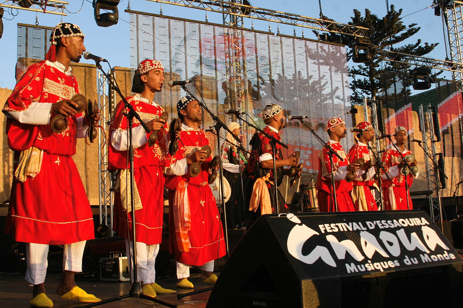 Des chanteurs marocains de Gnaoua participent au Festival Gnaoua à Essaouira, Par Magharebia — CC BY 2.0