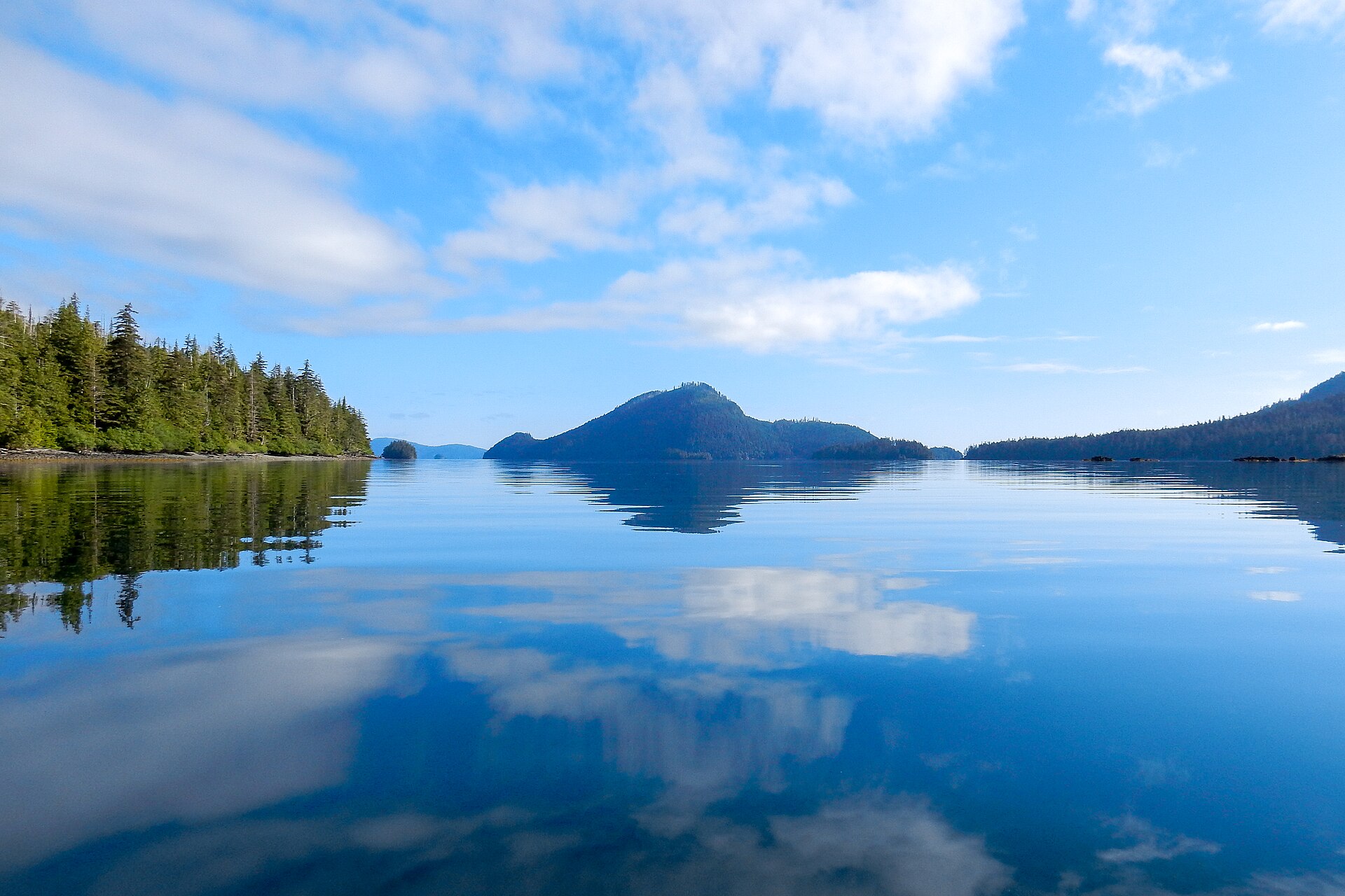 Gwaii Haanas National Park Reserve, National Marine Conservation Area, Haida Heritage Site, British Columbia, Canada Par Brett Hodnett - CC BY-SA 2.0, https://commons.wikimedia.org/w/index.php?curid=74158973