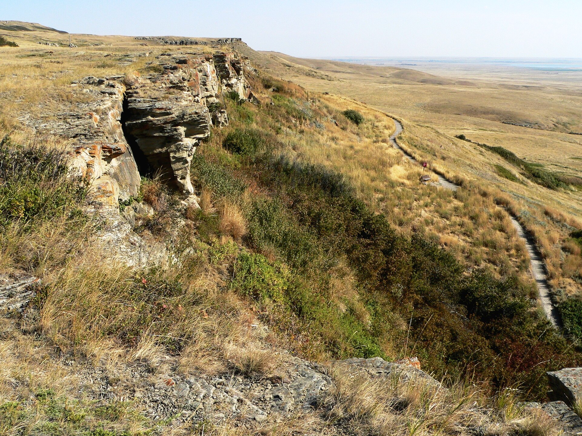 Les falaises de Head-Smashed-In Buffalo Jump, Alberta, Canada. Par Ken Thomas, Domaine Public 