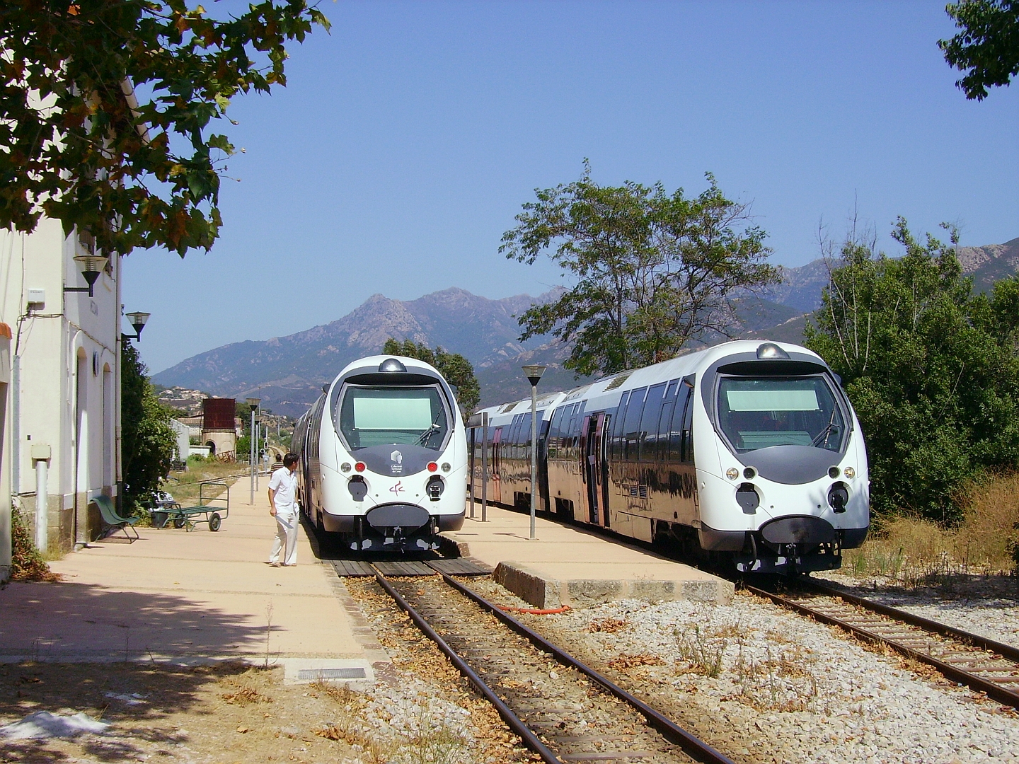 Le train corse en Gare de Mezzana. Par Didier Duforest — Travail personnel, CC BY-SA 3.0, 