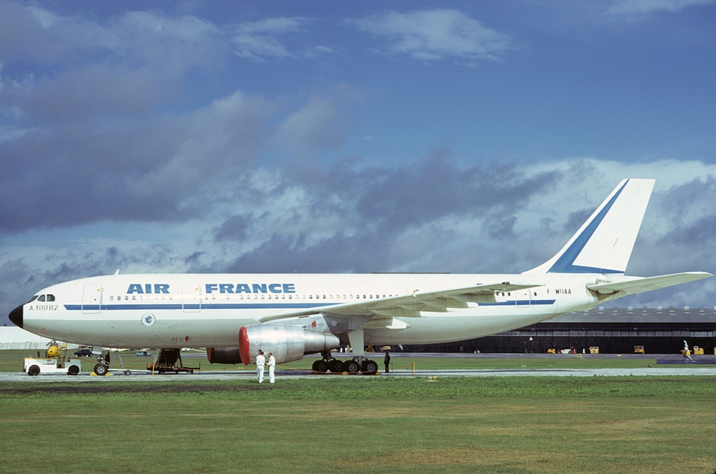 Airbus 300 d'Air France,  appareil qui effectua le premier vol commercial d'Airbus le 23 mai 1974 Par Mike Freer - Touchdown-aviation — GFDL 1.2
