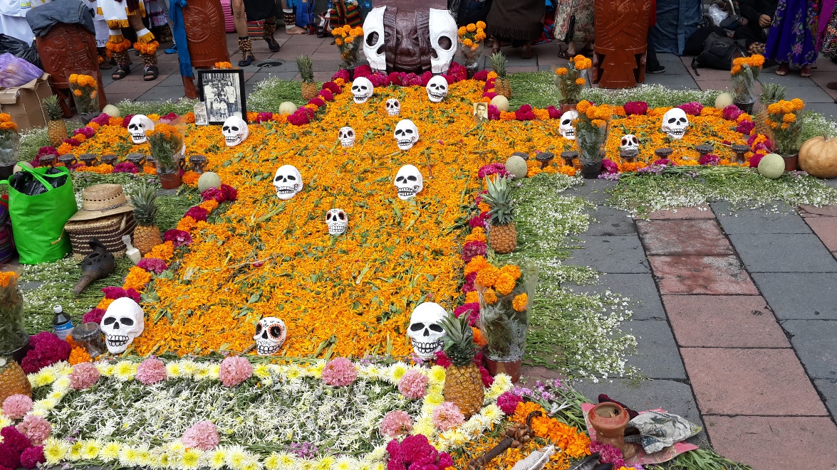 Décor sur le sol à l'occasio du "Dia de los Muertos", ville de Mexico. Photo © Daniel Desjardins