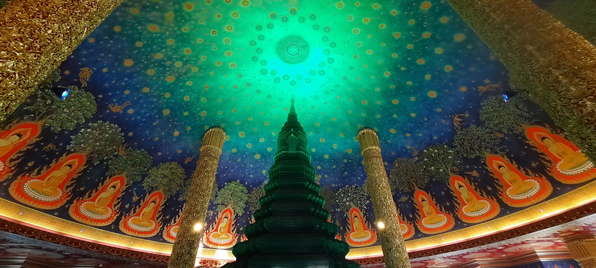 Décor de l'intérieur du Phra Maha Chedi Maha Ratchamongkhon Wat Pak Nam, Bangkok, Thaïlande. Photo  © Daniel Desjardins