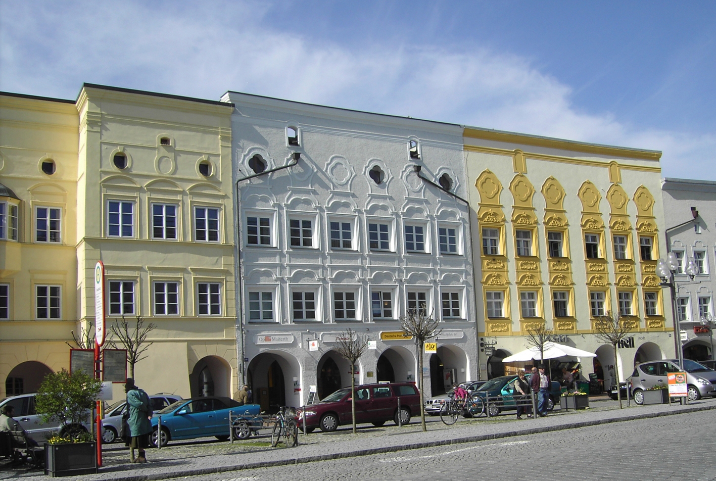 Vue d'une rangée de maisons sur la place du village de Mühldorf am Inn dans le style Inn-Salzach. Par Von Alexander Z. - travail personnel, CC BY-SA 3.0