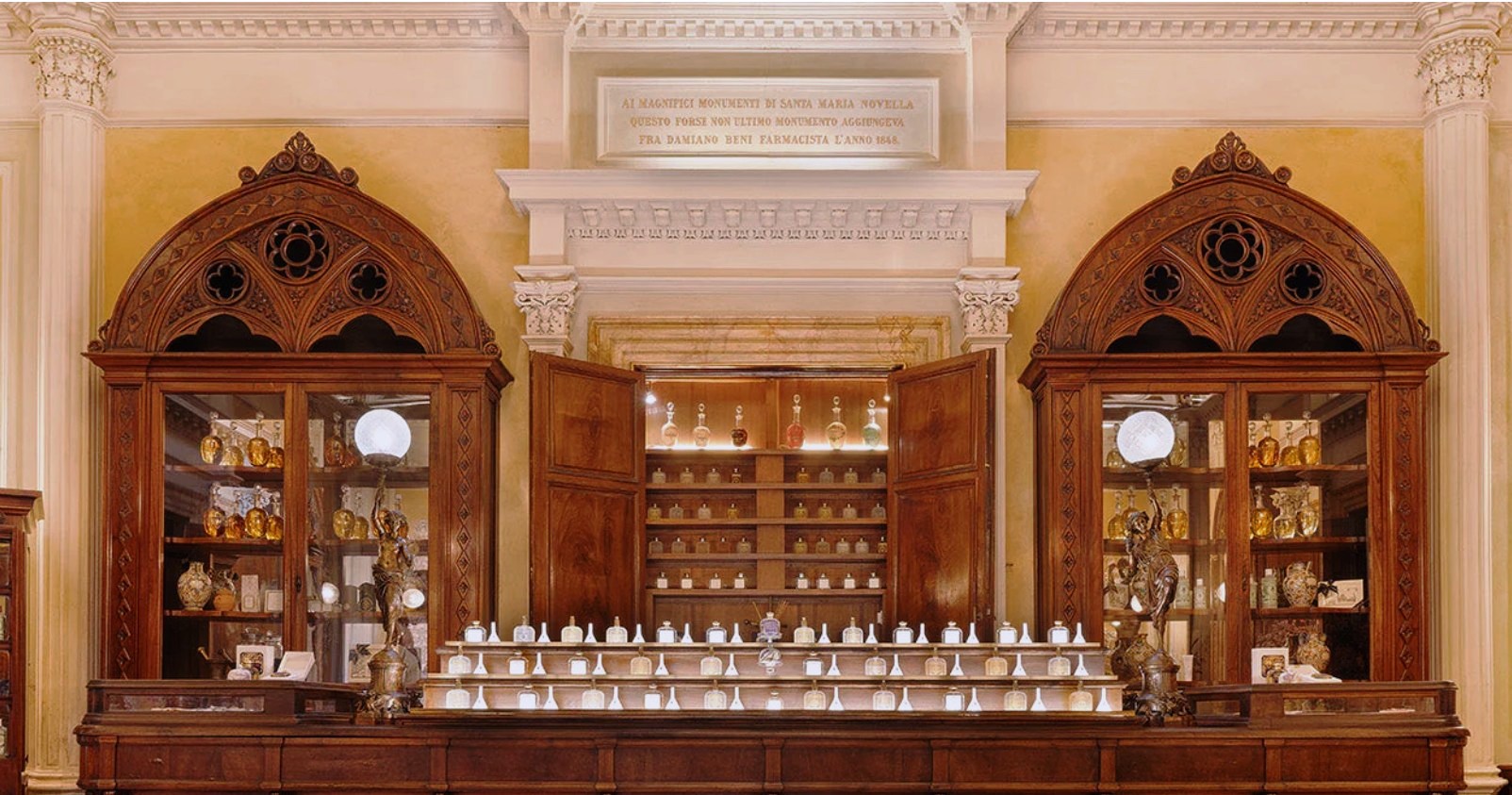 Le beau décor de l'Officina Profumo-Farmaceutica di Santa Maria Novella àè Florence, Toscane, Italie. © Officina Profumo-Farmaceutica di Santa Maria Novella
