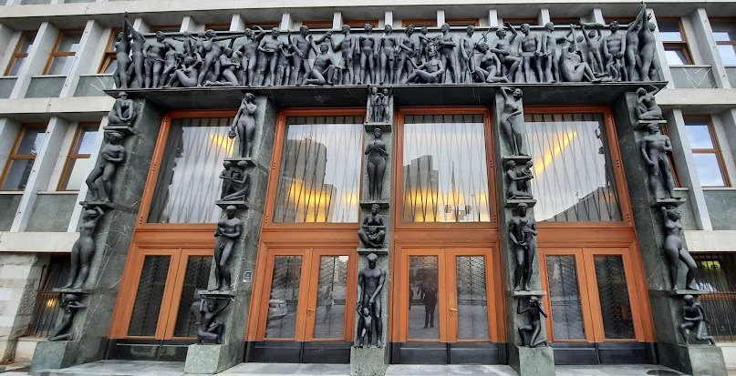 Entrée du bâtiment de l'Assemblée nationale de Slovénie à Ljubljana avec des sculptures réalisées par les artistes slovènes Zdenko Kalin et Karel Putrih. Photo © Daniel Desjardins