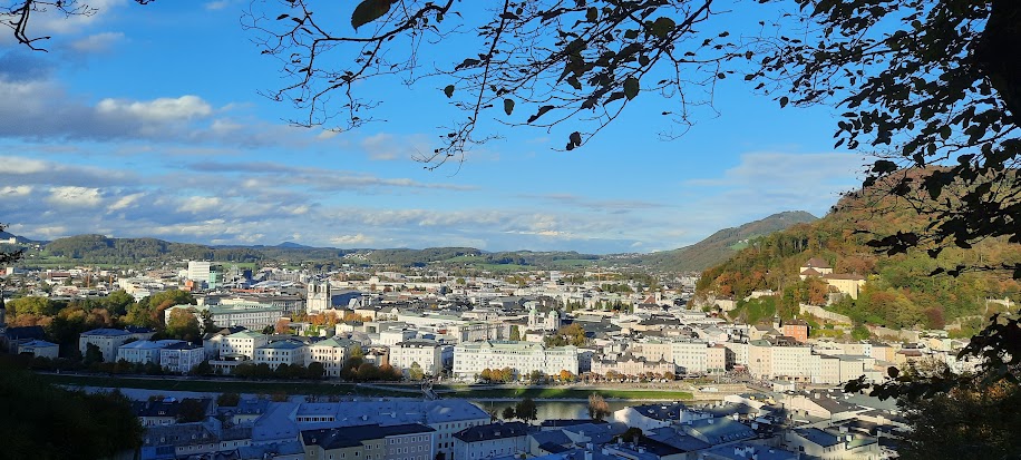 Vue panoramique de la ville de Salzbourg en Autriche, prise depuis les hauteur du Mönchsberg. Photo  © Daniel Desjardins