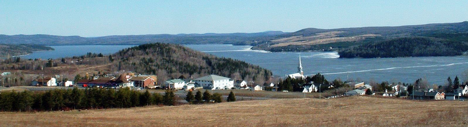 La rivière Madawaska prend sa source au lac Témiscouata. Par Nicogag - Travail personne - Domaine public