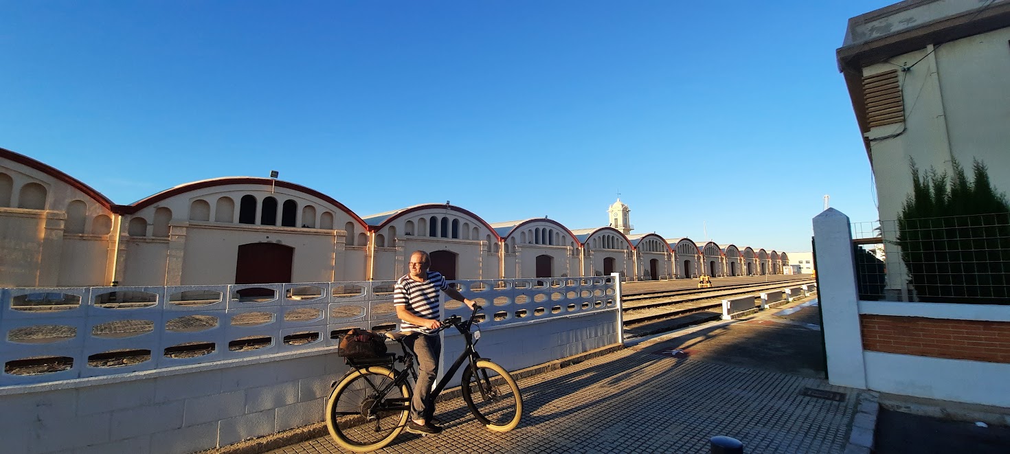 À vélo dans le port de Gandia, région valencienne, Espagne. Photo © Daniel Desjardins