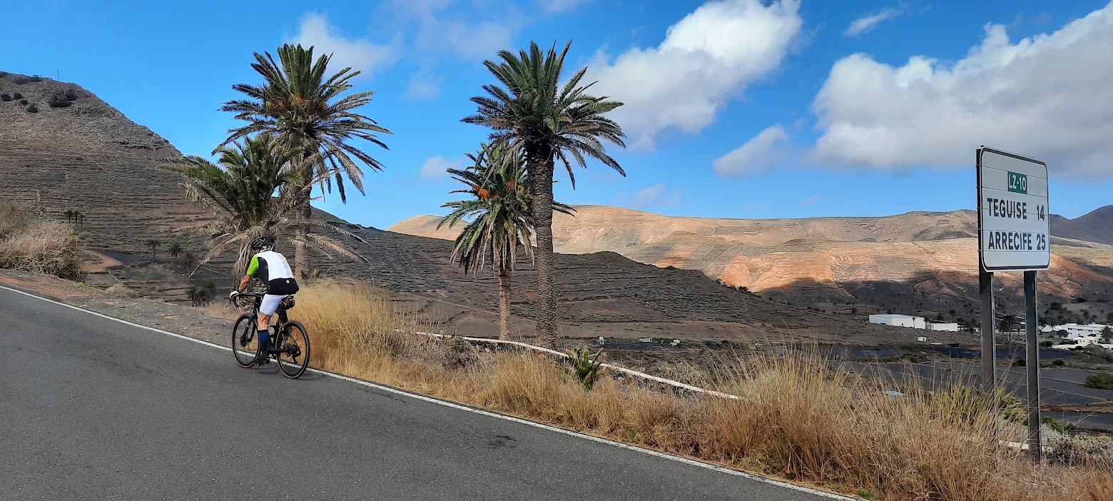 À vélo dans les montagnes de Lanzarote, Îles Canaries, Espagne. Photo © Daniel Desjardins