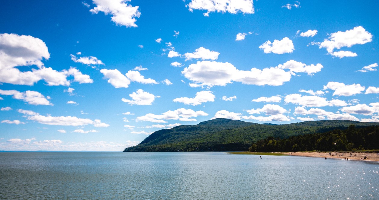 Paysage de Charlevoix au bord du fleuve SSaint-Laurent © iStock / Charles-Édouard Côté