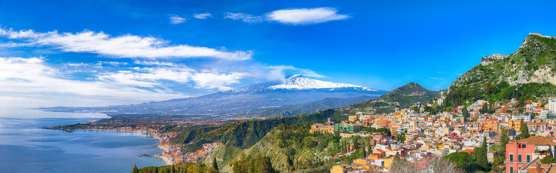 Taormina avec le volcan Etna en arrière-plan. Baie de Giardini-Naxos, côte ionienne, Sicile, Italie du sud.  © iStock / Pilat666