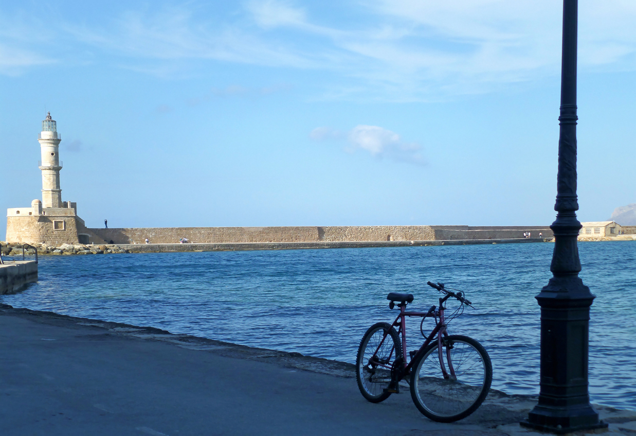 Cyclisme autour du vieux port de la Canée avec le phare historique, Crète, Grèce. © iStock / lovelypeace