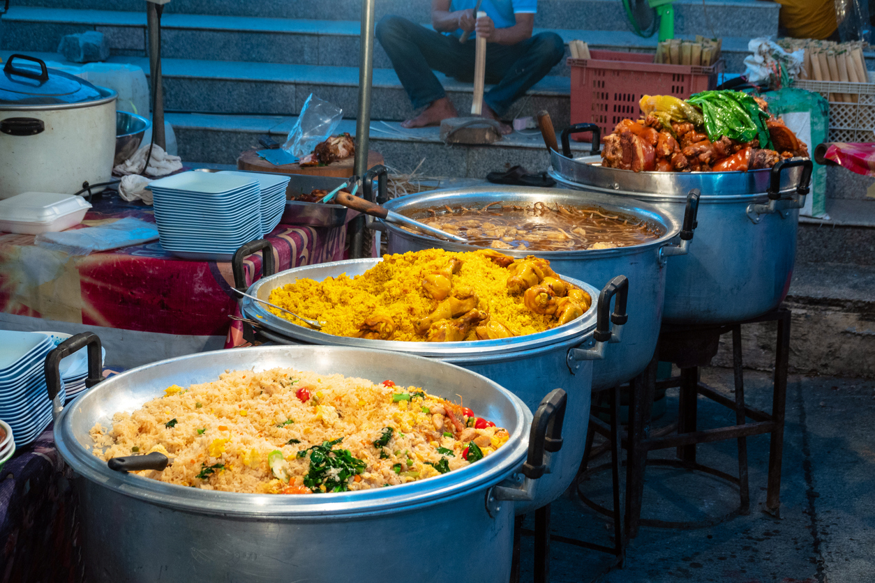 Nourriture servie sur la rue à Bangkok © iStock / Sloniki