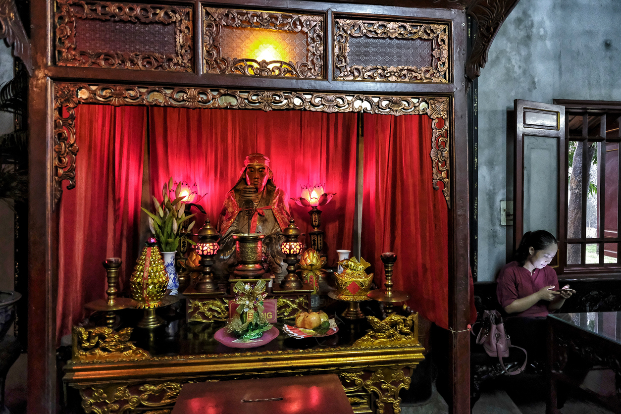Culte des ancêtres, Hanoi, Vietnam © iStock / OscarEspinosa