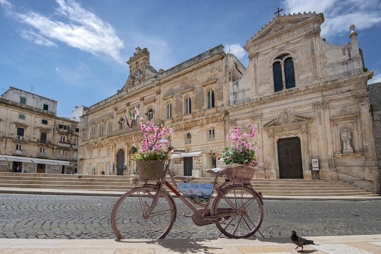 Hôtel de ville d'Ostuni, Pouiiies, Italie. © iStock / Gistel Cezary Wojtkowski