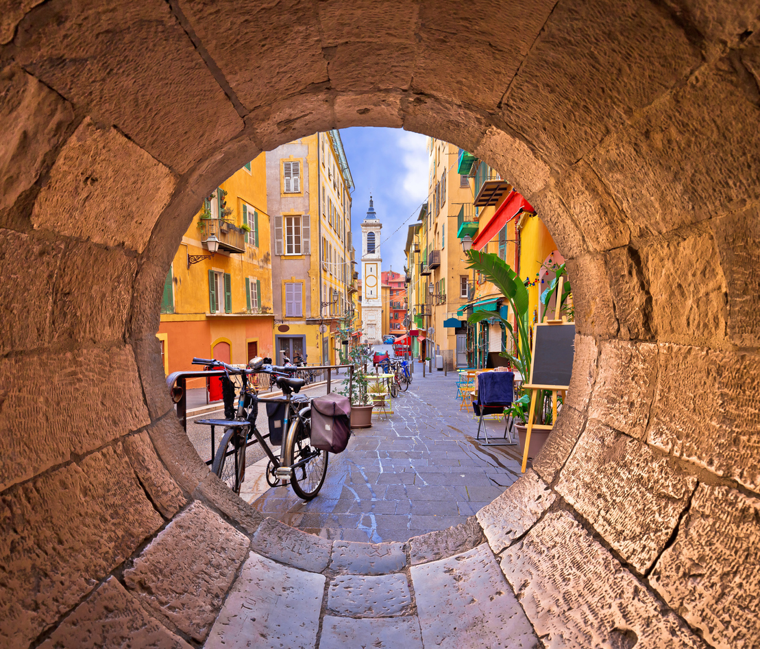 Vue sur Nice à travers une fenêtre en pierre. © iStock / xbrchx