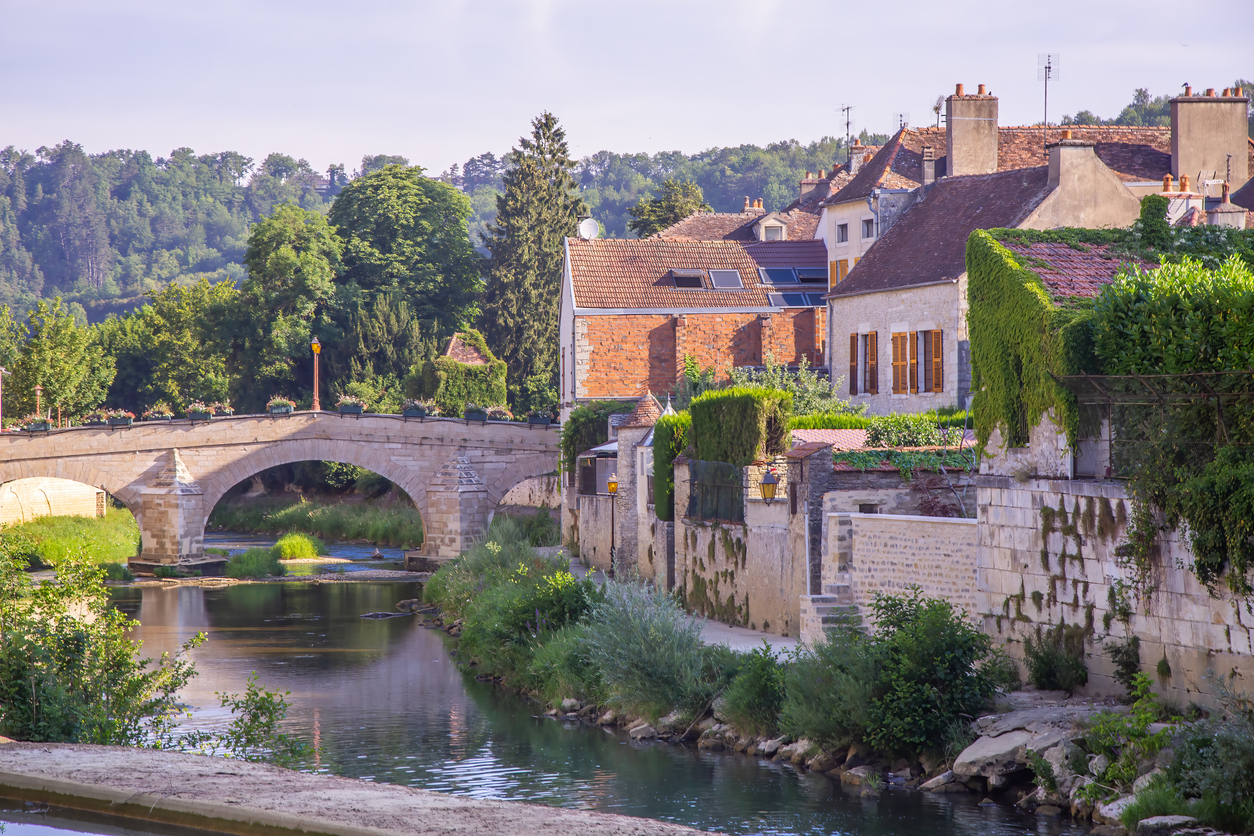 La ville de Montbard, que traverse le canl de Bourgogne. ® iStock / Steven_Kriemadis