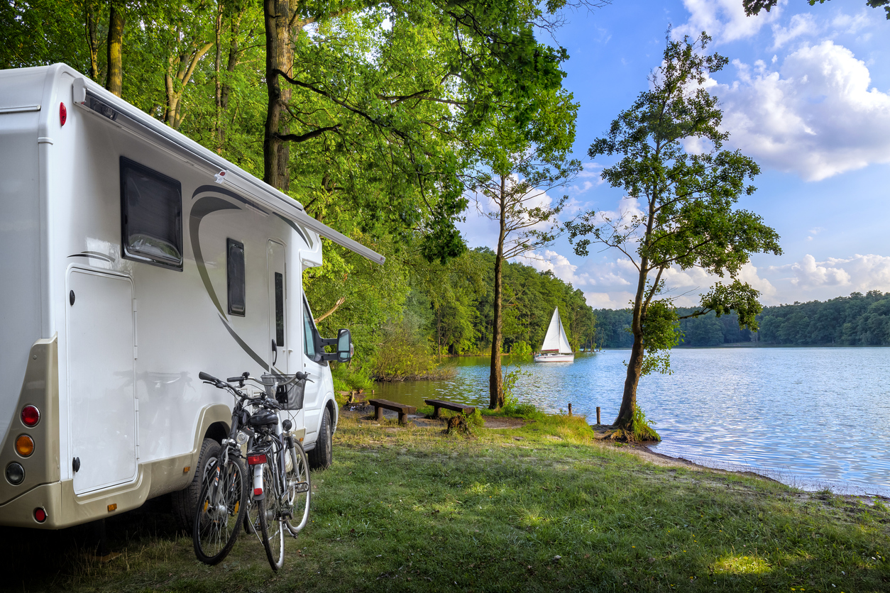 Camping-car en Pologne -l’été au lac Jeziorak.  © istock / ewg3D