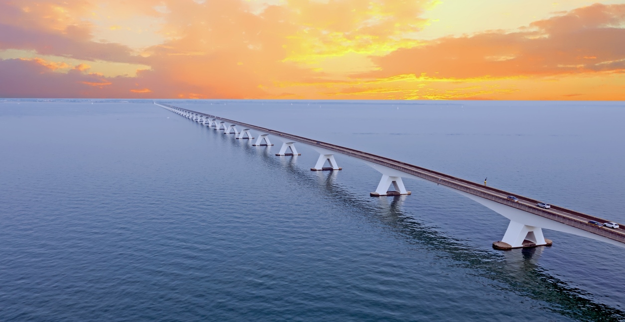 Vue aérienne sur le plus long pont des Pays-Bas, le Zeelandbrug.  ©  iStock / Nisangha