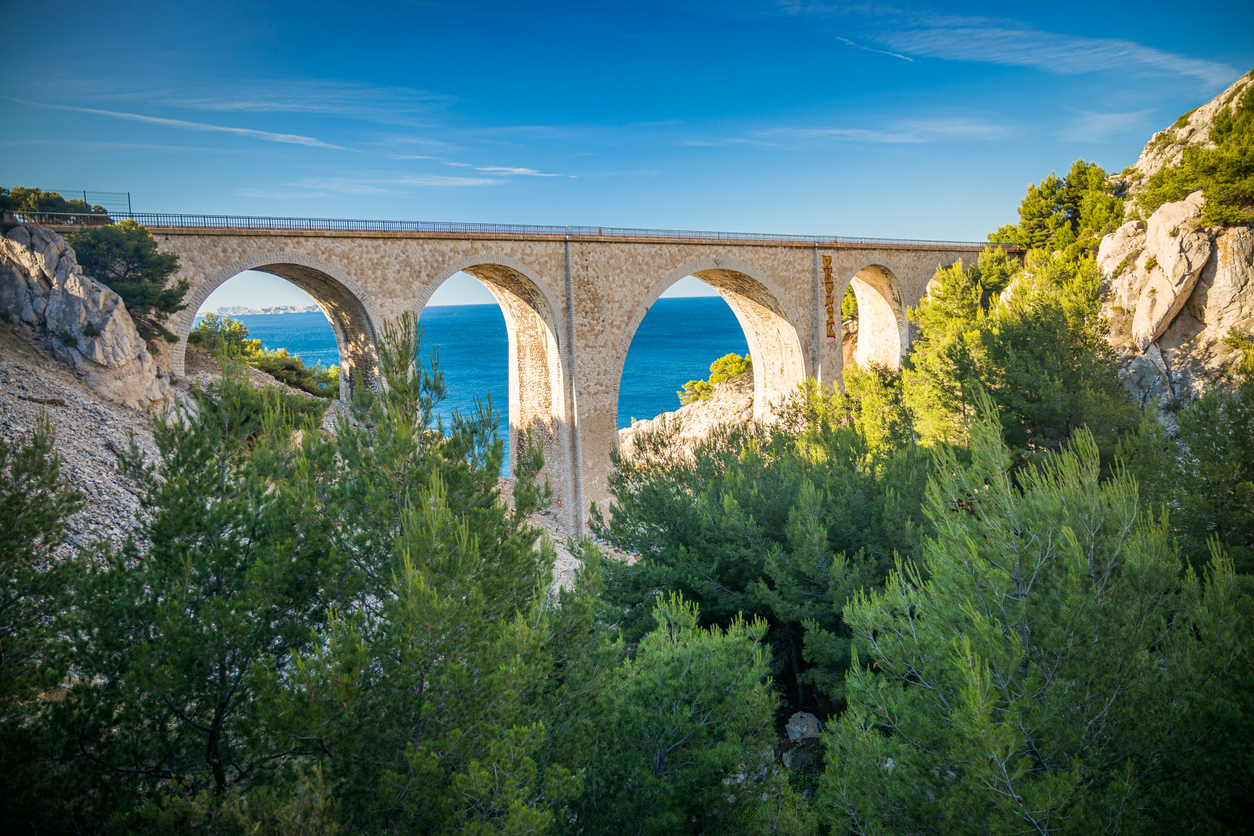 Viaduc ferroviaire de la Calanque du Jonquier sur la Côte bleue, France © iStock / Jean-Luc Ichard