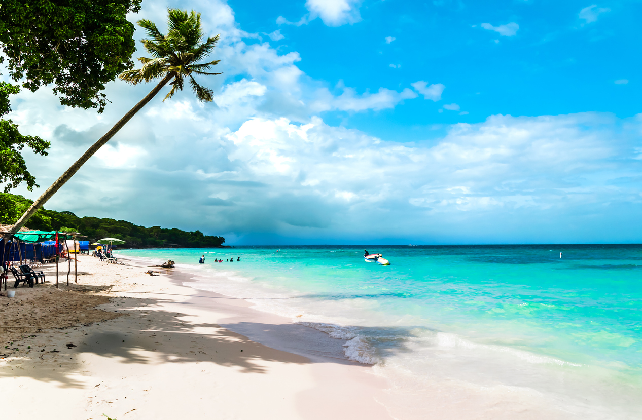 La plage de la péninsule de Baru près de Carthagène, Colombie. © iStock / StreetFlash
