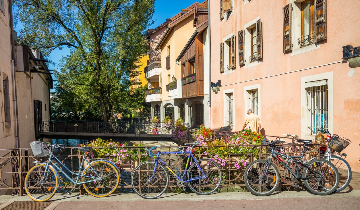 Vélos garés sur un pont de la vieille ville d’Annecy, France. © iStock / Jean-Luc Ichard