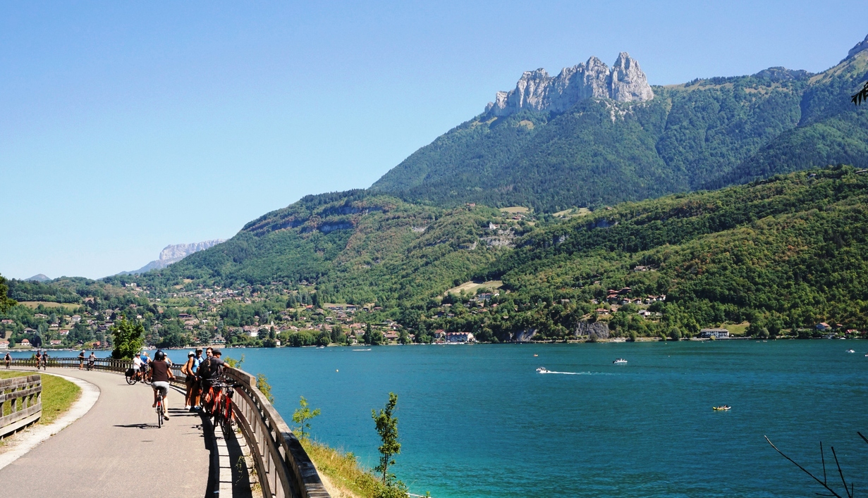 La piste cyclable qui borde le lac d'Annecy, France © iStock / Bob Douglas