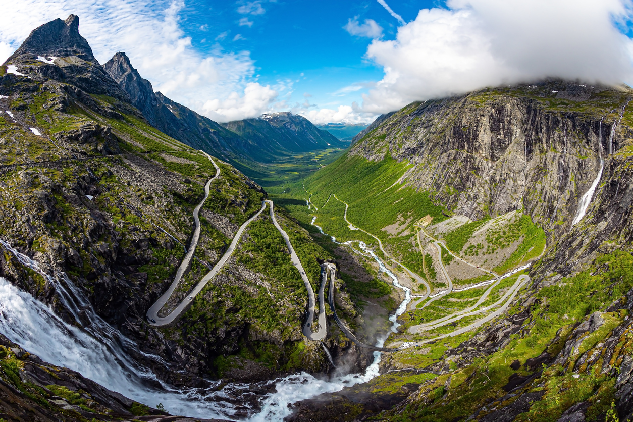 La Trollstigen, la section la plus spectaculaire et sinueuse de la Route 63 en Norvège. © iStock / kavram