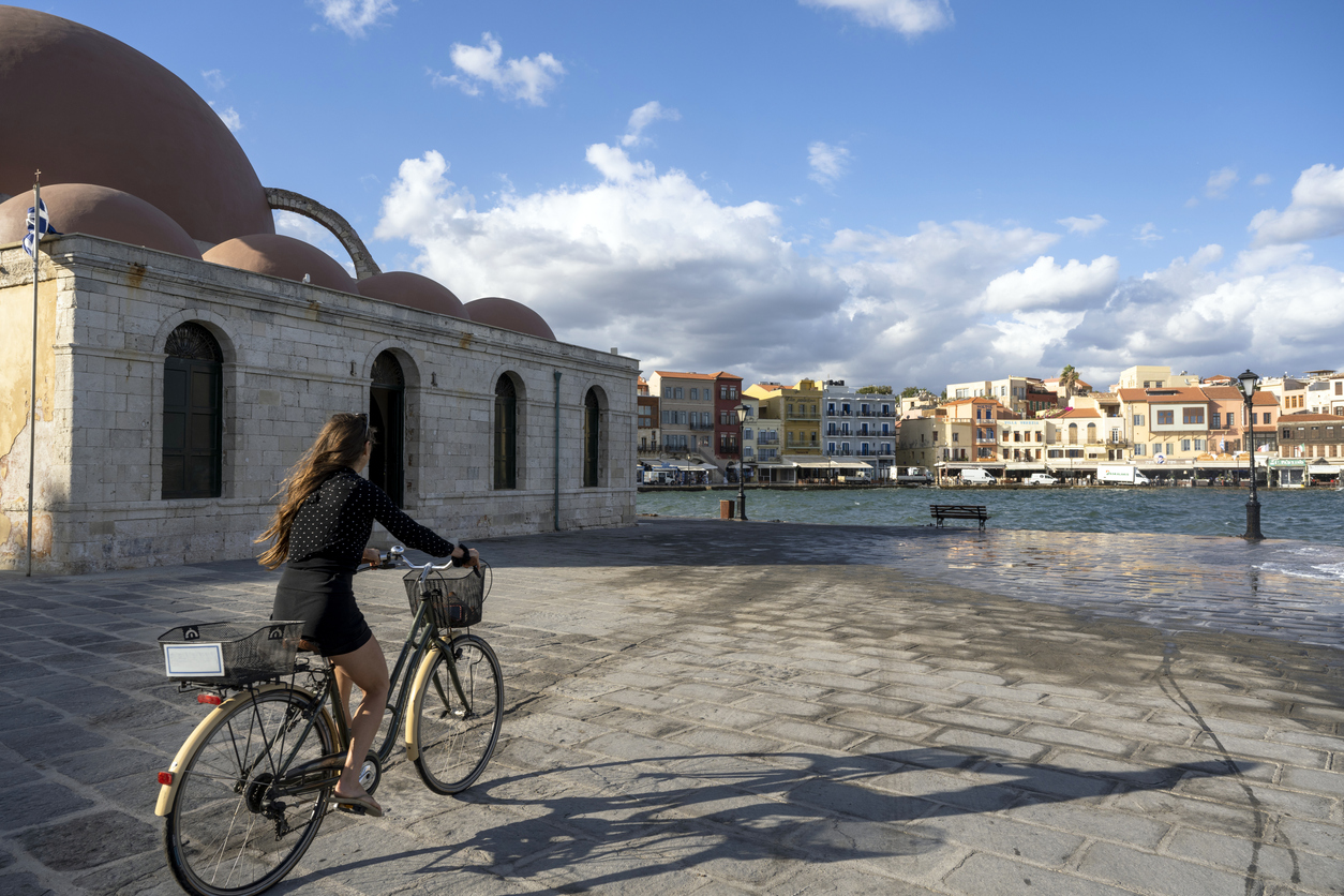 Cyclisme dans la ville de La Canée en Crète, Grèce. © iStock / AscentXmedia