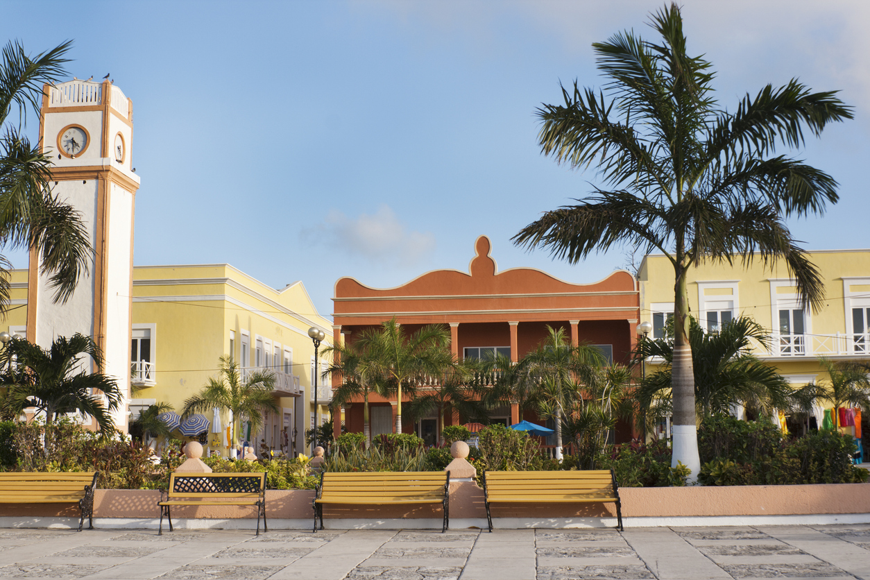 San Miguel, la Plaza del Sol et sa la tour de l'horloge, Cozumel, Yucatán, Mexique | © iStock / YangYin