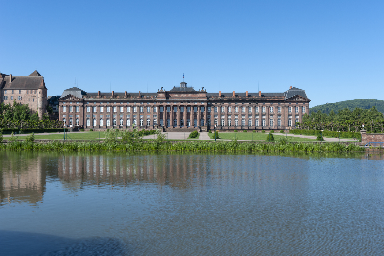 Château des Rohan avec le canal Rhin-Marne à Saverne. Alsace, France © iStock / JWackenhut