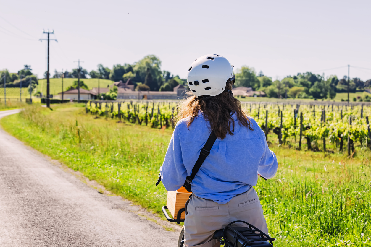 En vélo à Saint-Émilion © iStock / Chiociolla