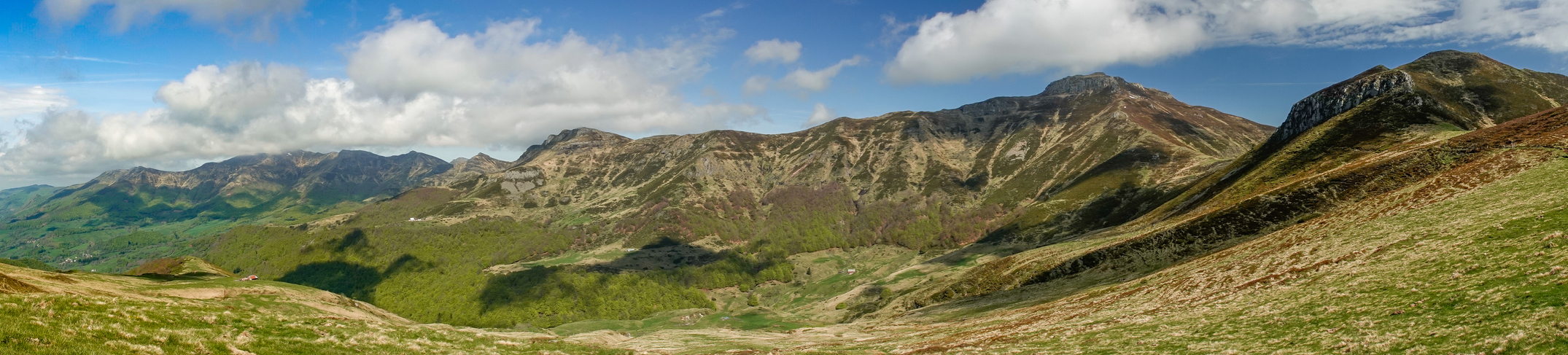 Vue panoramique sur le massif volcanique du Cantal France : Vallée de la Jordanne, avec vue sur le Puy Mary. © iStock / jacquesvandinteren