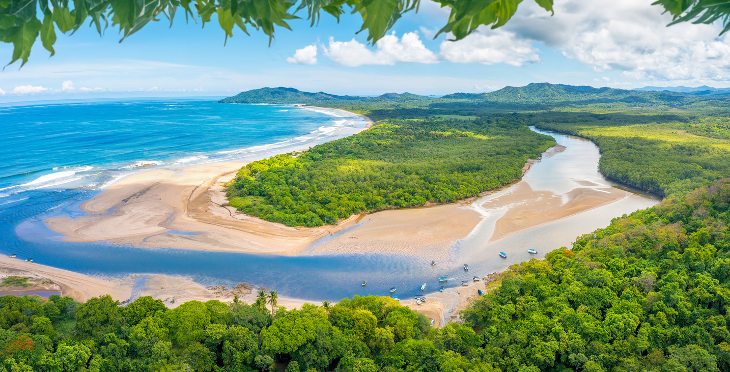 Plage et estuaire de Tamarindo, Guanacaste, Costa Rica. © iStock /  Caroline Brundle Bugge
