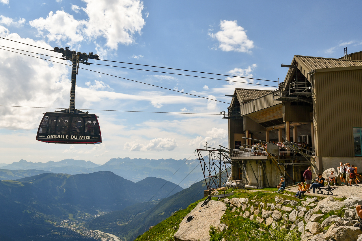 Au départ de la station du téléphérique du Plan de l’Aiguille pour rejoindre l’Aiguille du Midi.  © iStock / Simona Sirio