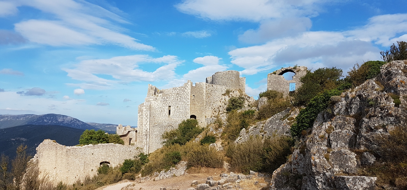 Les ruines du château de Peyrepertuse, Occitanie, France © iStock / Arnaud Breton