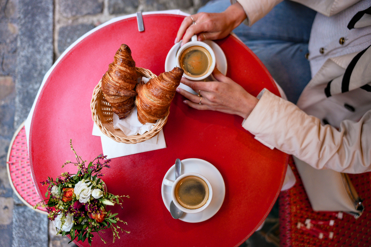 Cafés et croissants sur une terrasse parisienne. 
© iStock / :oiseii
