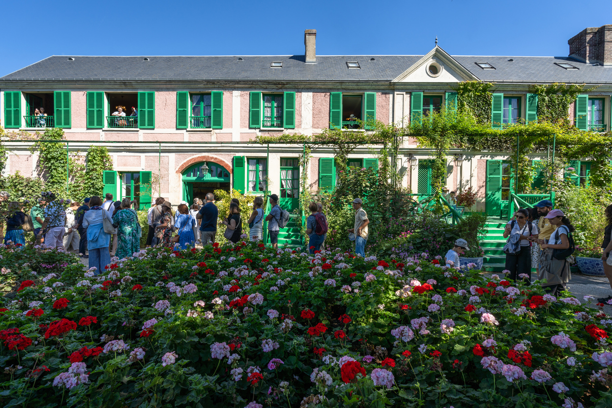 Vue du jardin à la villa Monet à Giverny en Normandie, France.  ©  iStock / imantsu