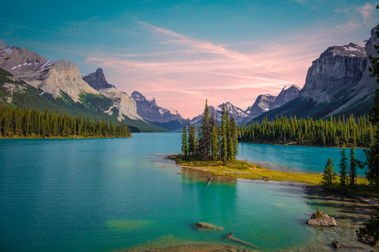 Spirit Island sur le lac Maligne dans les Rocheuses canadiennes. © iStock / tobiasjo