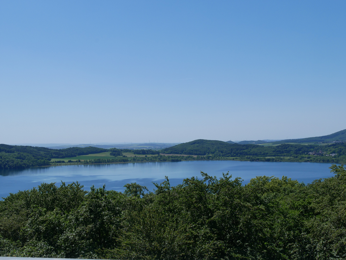 Vue depuis le belvédère de la tour Lydia, surplombant le lac de Laach, le plus grand lac de Rhénanie-Palatinat. Ses eaux remplissent une caldeira volcanique. © iStock / Oliver Wolters