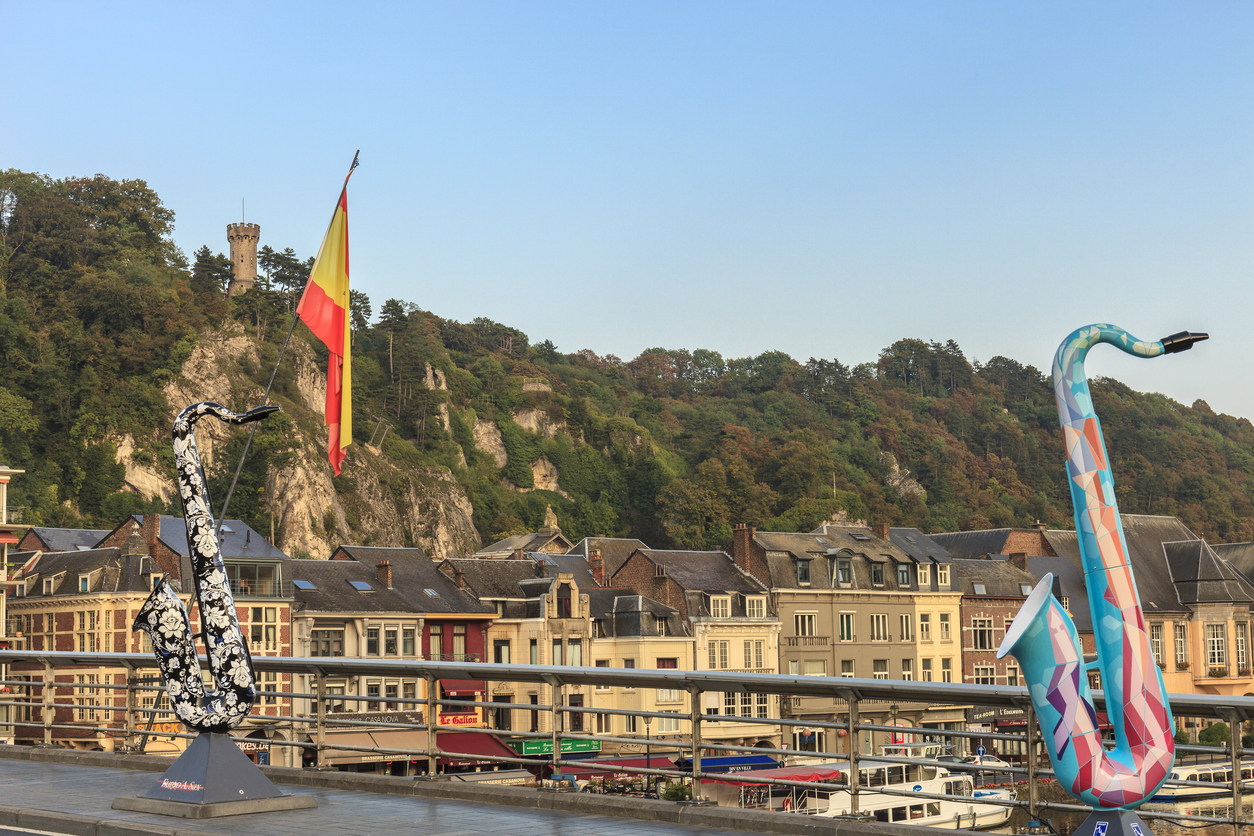  Les saxophones géants de Dinant, décorés par des artistes européens. © iStock / Flavio Vallenari