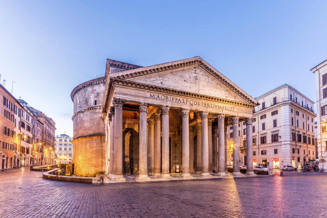 Le Panthéon à Rome; temple consacré à l'ensemble des divinités, il supporte la plus importante coupole construite dans l'Antiquité, avec ses 43 m de diamètre. © iStock / nejdetduzen