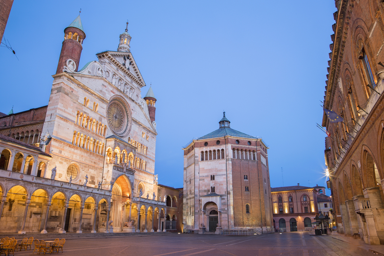 Crémone en Italie du nord, et sa cathédrale. © iStock / sedmak