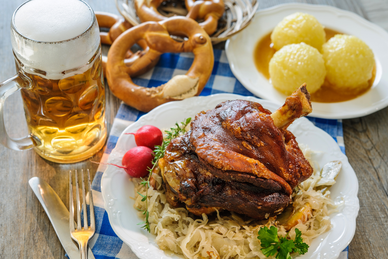 Appétissant jarret de porc bavarois (schweinshaxe) et bière lager. © iStock / AlexRaths
