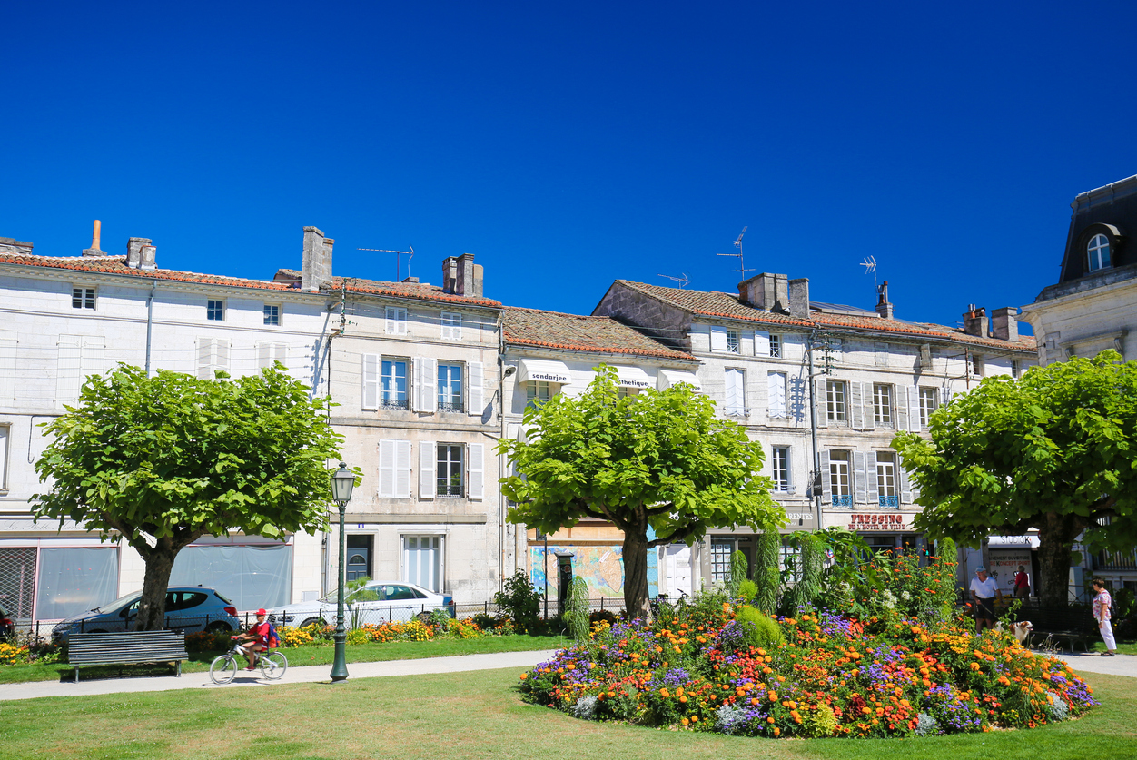 Angoulème au coeur de la piste "Flow Vélo" en Charente, Nouvelle-Aquitaine, France. © iStock / Jorisvo
