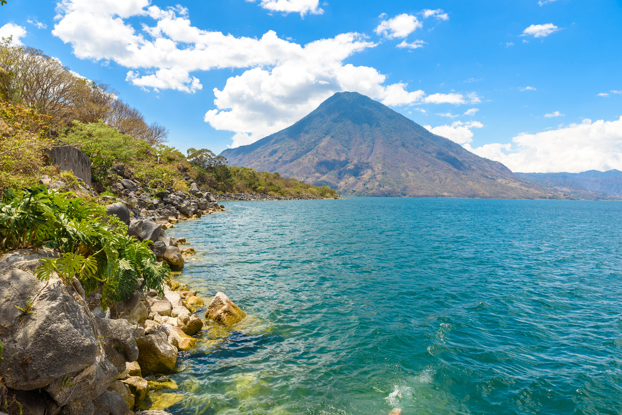 Panajachel et sa magnifique baie du lac Atitlan avec vue sur le volcan San Pedro dans les hautes terres du Guatemala, Amérique centrale | iStock /Simon Dannhauer