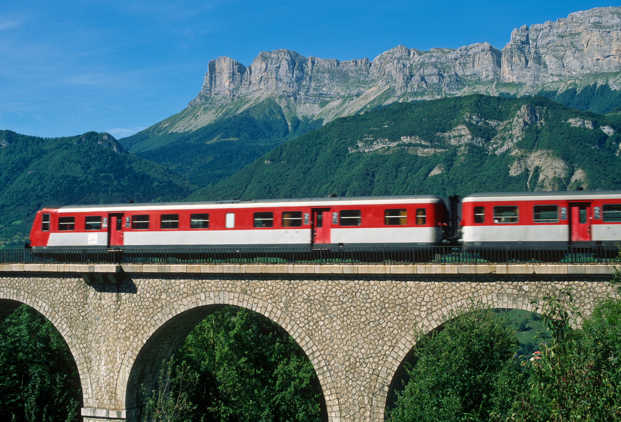 Un train TER dans le massif préalpin. © iStock / gui00878