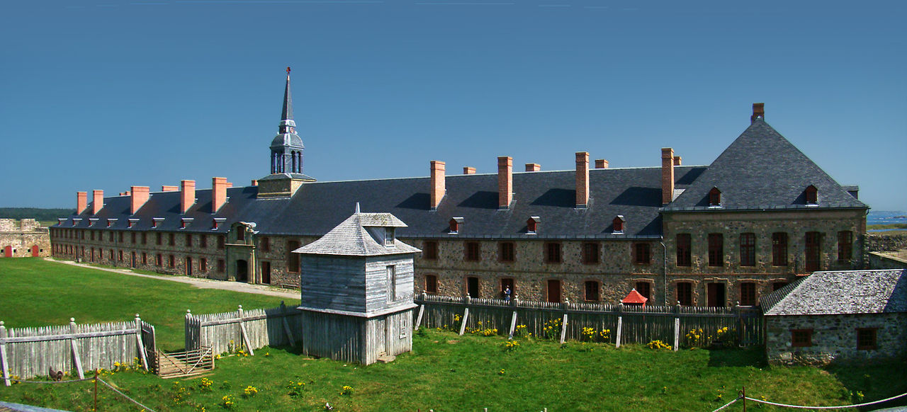 Bâtiment principal de la forteresse de Louisbourg, en Nouvelle-Écosse, Canada, comprenant la résidence du gouverneur et les casernes du bastion du Roi. Par Tango7174 — Travail personnel, CC BY-SA 4.0,