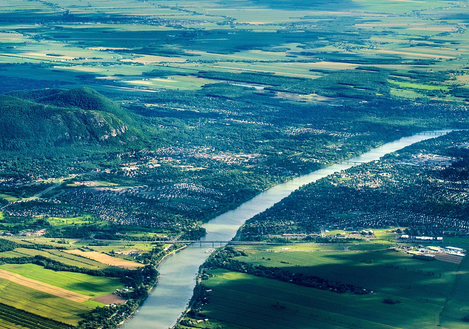 Vue aérienne de la rivière Richelieu et du mont Saint-Hilaire. Par 0x010C — Travail personnel, CC BY-SA 4.0